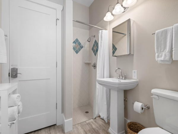 Four Bedroom Vacation Home in Holmes Beach Close to Beach